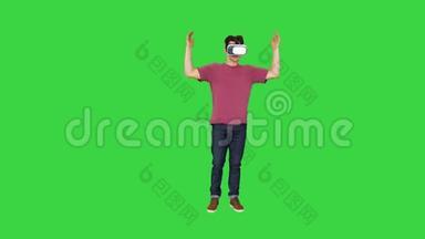 休闲游戏玩家舞蹈锁定嘻哈在VR耳机玩舞蹈游戏的绿色屏幕，Chroma键。